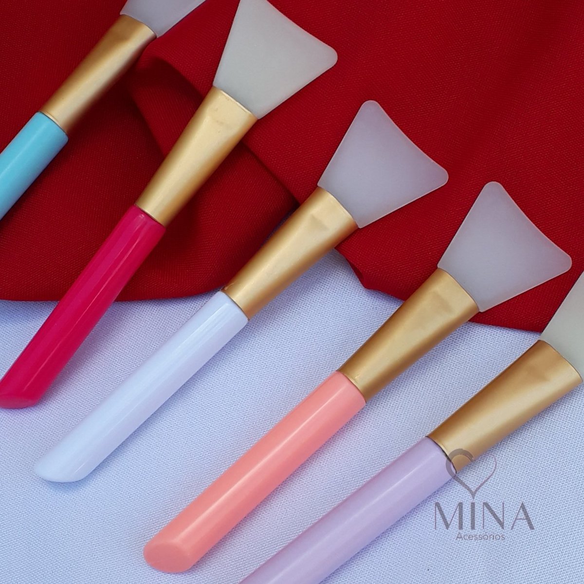 loja_mina's tweet photo. e esse brinde de natal que trouxemos pra vocês? 😍 nas compras a partir de 25 reais você ganha esse pincel de silicone pra fazer skincare! https://t.co/o3pVFFzKYq