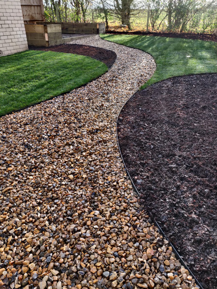 Laid porcelain paving and gravel. Built cedar fence and a circular turf. 👌🏡
#landscaping #landscapedesign #Garden #lawn #paving #fence