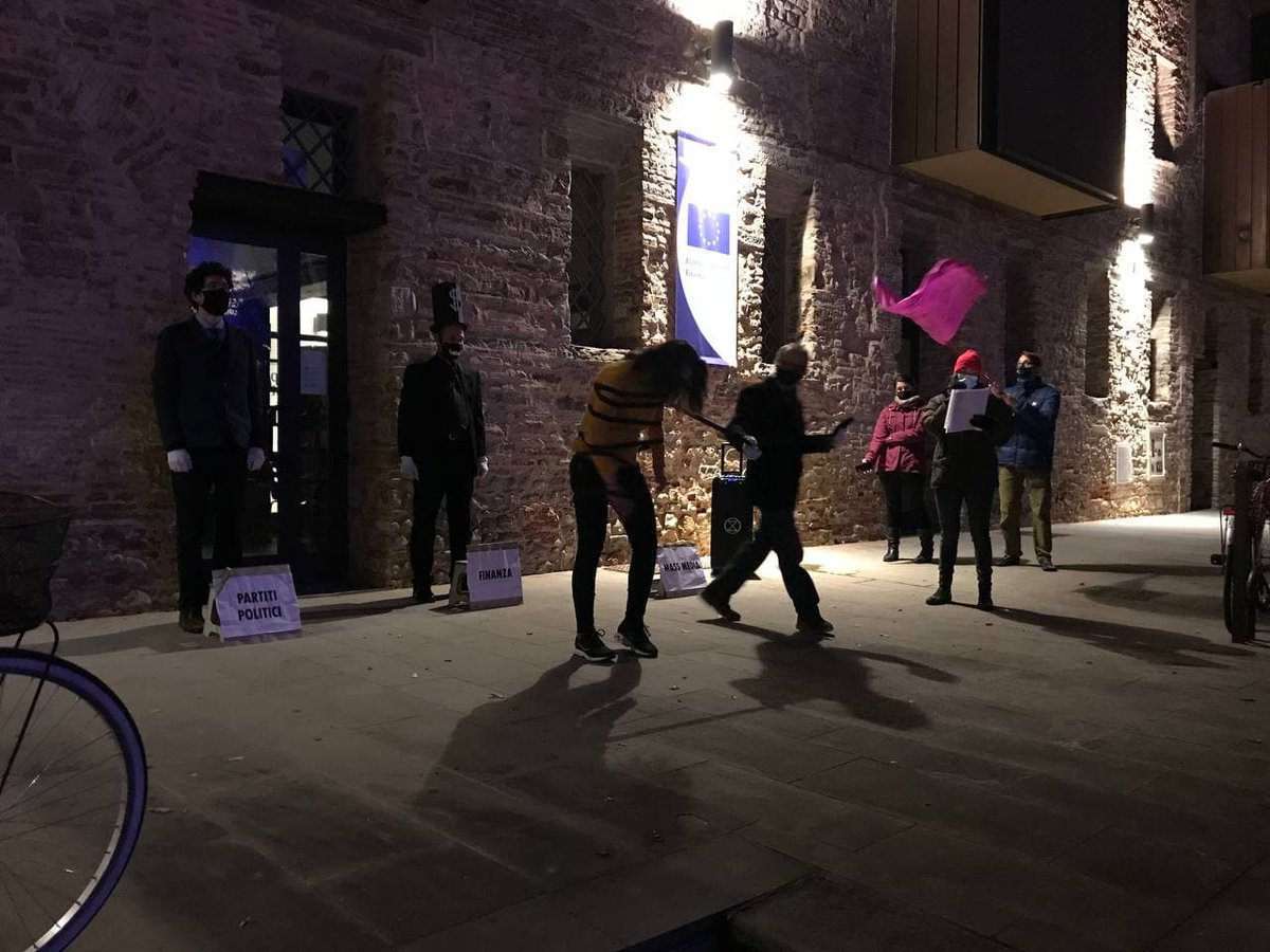 xrpisa's tweet photo. ✖️ DEMOCRAZIA LEGATA = DEMOCRAZIA NEGATA ✖️ 
Sabato 11 dicembre a Firenze abbiamo messo in atto un'azione scenica per rappresentare la difficoltà della politica e delle istituzioni ad ascoltare la volontà dellə cittadinə. https://t.co/blKkLKa4SD