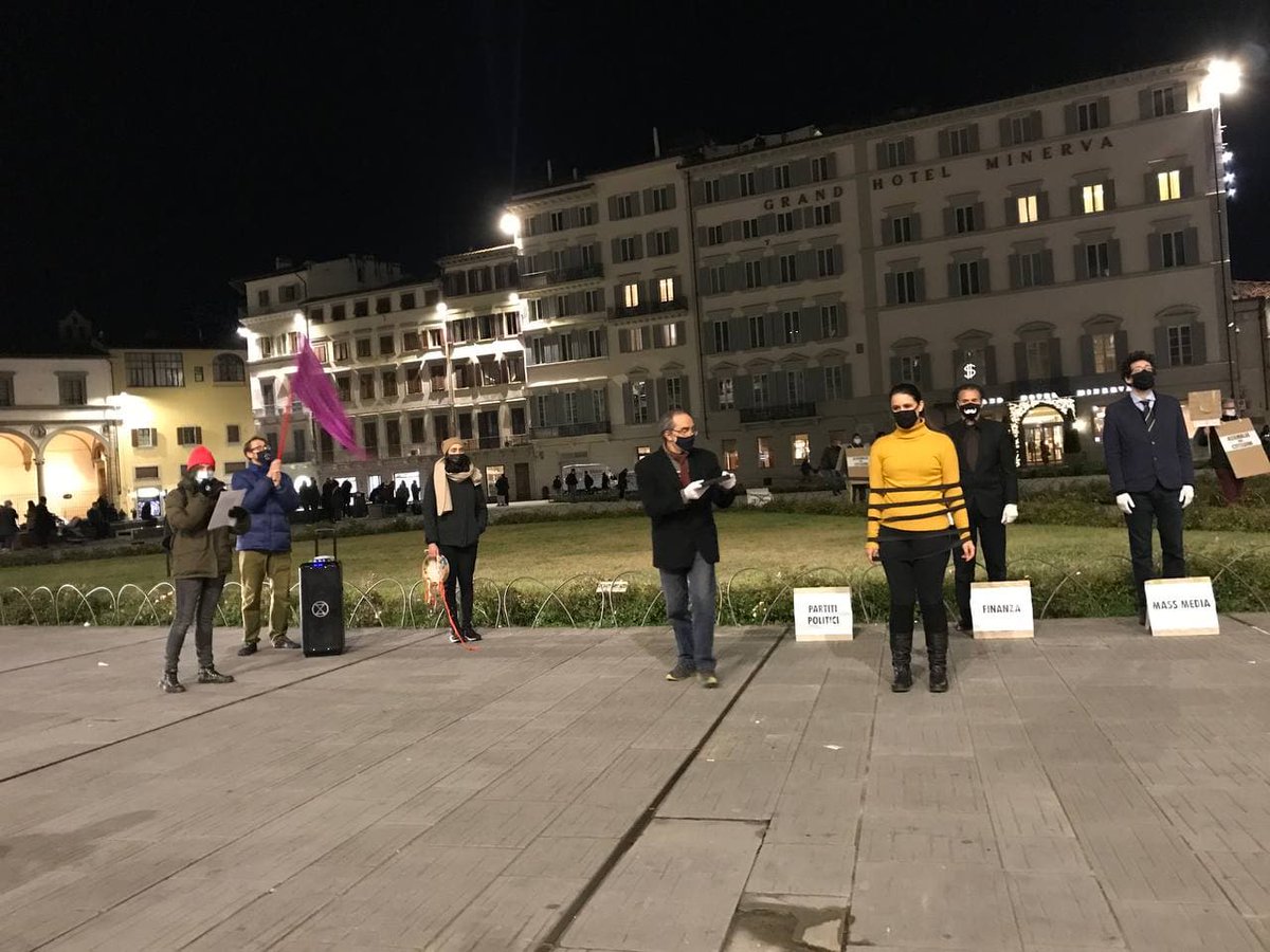 xrpisa's tweet photo. ✖️ DEMOCRAZIA LEGATA = DEMOCRAZIA NEGATA ✖️ 
Sabato 11 dicembre a Firenze abbiamo messo in atto un'azione scenica per rappresentare la difficoltà della politica e delle istituzioni ad ascoltare la volontà dellə cittadinə. https://t.co/blKkLKa4SD