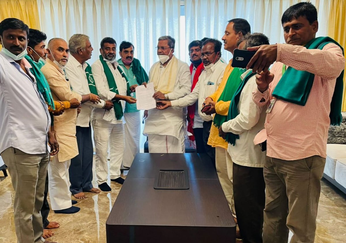 siddaramaiah's tweet photo. ರೈತ ಸಂಘಟನೆಗಳು ಹಾಗೂ ವಿವಿಧ ಜನಪರ ಸಂಘಟನೆಗಳ ಮುಖಂಡರು ಬೆಳಗಾವಿಯಲ್ಲಿ ಇಂದು ನನ್ನನ್ನು ಭೇಟಿಯಾಗಿ, ನಾಡಿನ ರೈತರು ಎದುರಿಸುತ್ತಿರುವ ಸಮಸ್ಯೆಗಳ ಬಗ್ಗೆ ಚರ್ಚಿಸಿದರು. ರೈತ ಸಂಘಟನೆಗಳ ಮುಖಂಡರಾದ ಬಡಗಲಪುರ ನಾಗೇಂದ್ರ, ಚಾಮರಸಮಾಲಿ ಪಾಟೀಲ್ ಸೇರಿದಂತೆ ಹಲವು ಮುಖಂಡರು ಹಾಜರಿದ್ದರು. https://t.co/zZU8OOdiPC