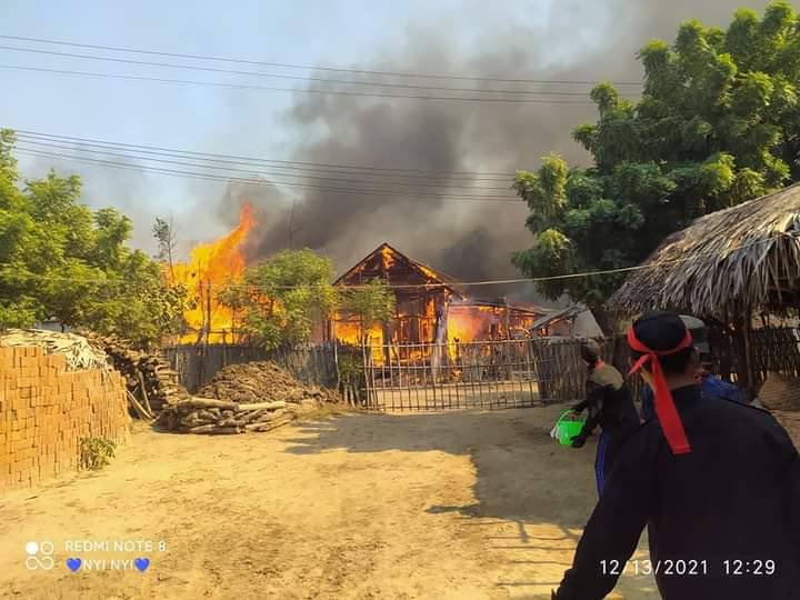 SAC troops stormed KaeBar Village, Ayardaw Tsp by opening gunfire and artillery shells. After they set fire to more than 100 houses and left the village. Locals and PDF members are now extinguishing the fire. #Dec13Coup #WhatsHappeningInMyanmar https://t.co/y5YXiJodqM