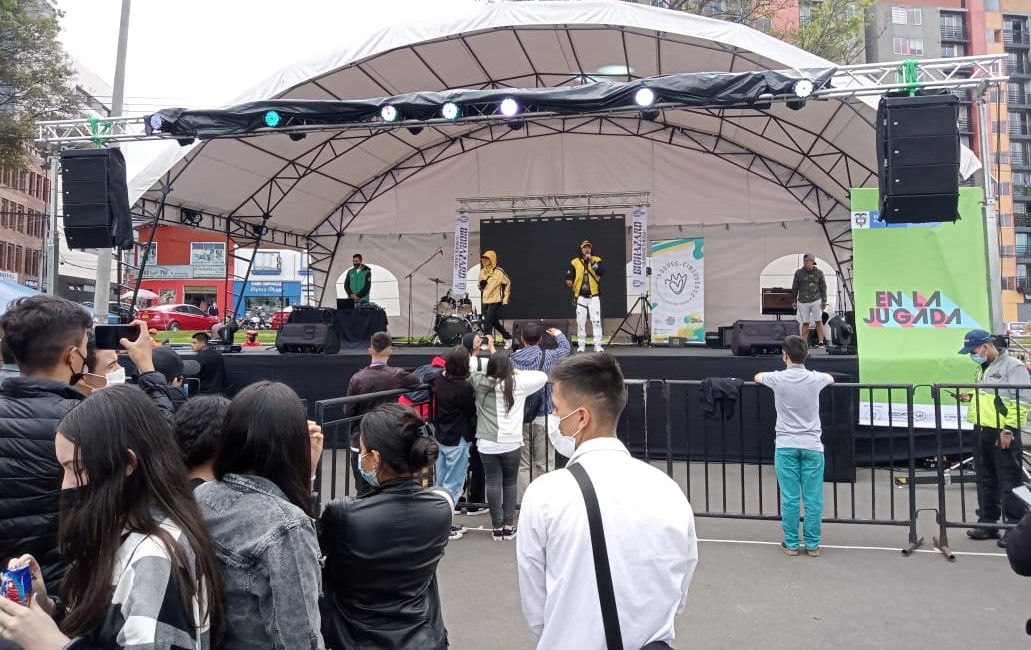 Marthaitovar's tweet photo. En evento de cierre interlocal de programa #EnLaJugada, adolescentes y jóvenes mostraron su talento en la música y emprendimientos productivos desarrollados a partir de talleres formativos, en los que @ICBFColombia promueve sus habilidades para construir un proyecto de vida sana. https://t.co/YF19VBYNAP