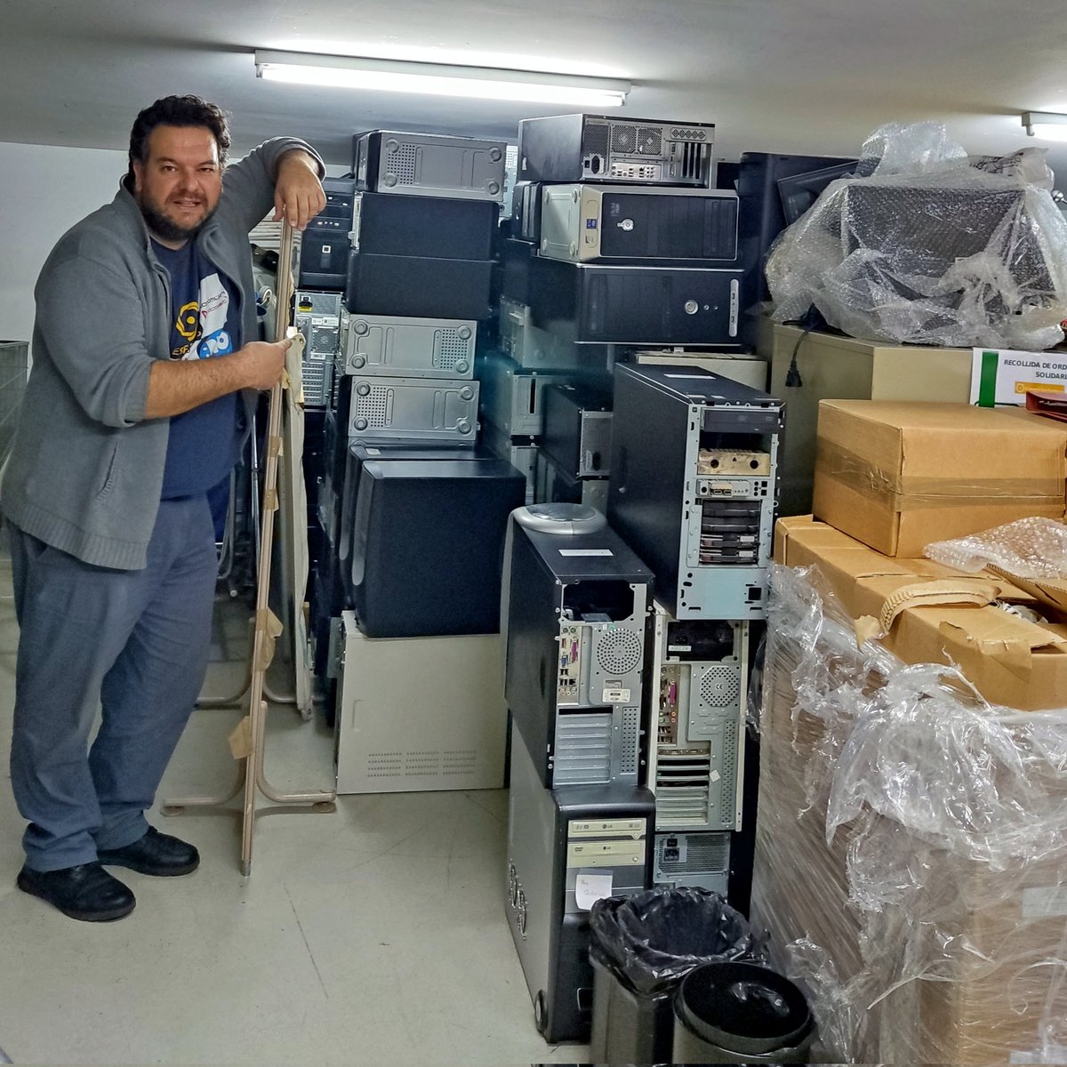 Jorge Lama (@raivenra) on Twitter photo Se vienen días de cacharreo intensivo en el banco de reciclaje electrónico de <a href="/ESFGALICIA/">Asociación Enxeñería Sen Fronteiras Galicia</a> y <a href="/ecosdosur/">Ecos do Sur</a> junto a <a href="/salvari/">salvari</a> @galegogeek y otros:
- Preparación de lote de equipos que se van
- Acondicionamiento de nuevo almacén
- Entrada y clasificación de equipos donados
- Papeleo Se vienen días de cacharreo intensivo en el banco de reciclaje electrónico de <a href="/ESFGALICIA/">Asociación Enxeñería Sen Fronteiras Galicia</a> y <a href="/ecosdosur/">Ecos do Sur</a> junto a <a href="/salvari/">salvari</a> @galegogeek y otros:
- Preparación de lote de equipos que se van
- Acondicionamiento de nuevo almacén
- Entrada y clasificación de equipos donados
- Papeleo
