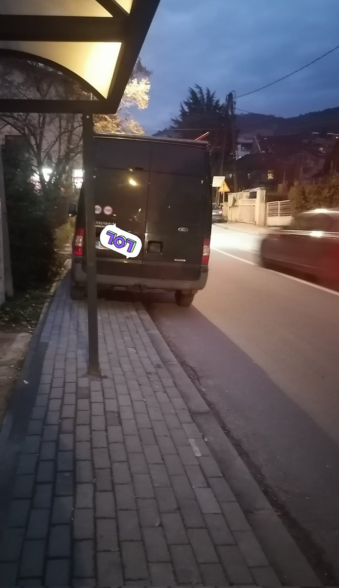 Озбилно се паркираше пред автобуска постојка со толкаво комбе? И како возачот на автобусот ќе има прегледност дали има патник на автобуската?