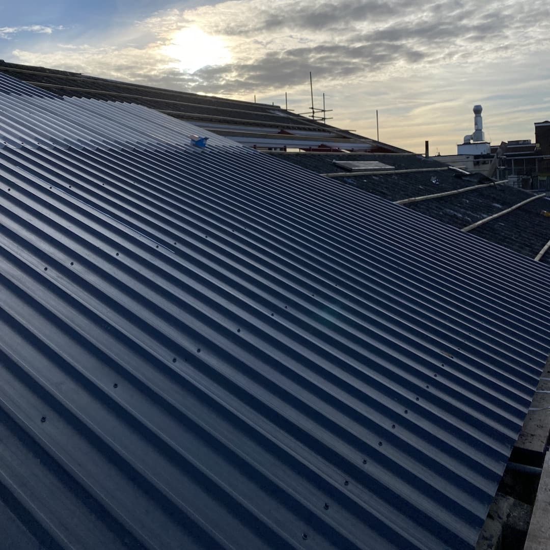 AllSeasIndRoof's tweet photo. One of our teams working on the Overcladding of an industrial roof for a client in #Harlow #Essex
For all your roofing requirements please call our team on 020 8938 3498

#RoofingContractors #Overclad #IndustrialRoofing  #Overcladding #RoofingSystems #RoofRepairs https://t.co/2Keu4kHoc8