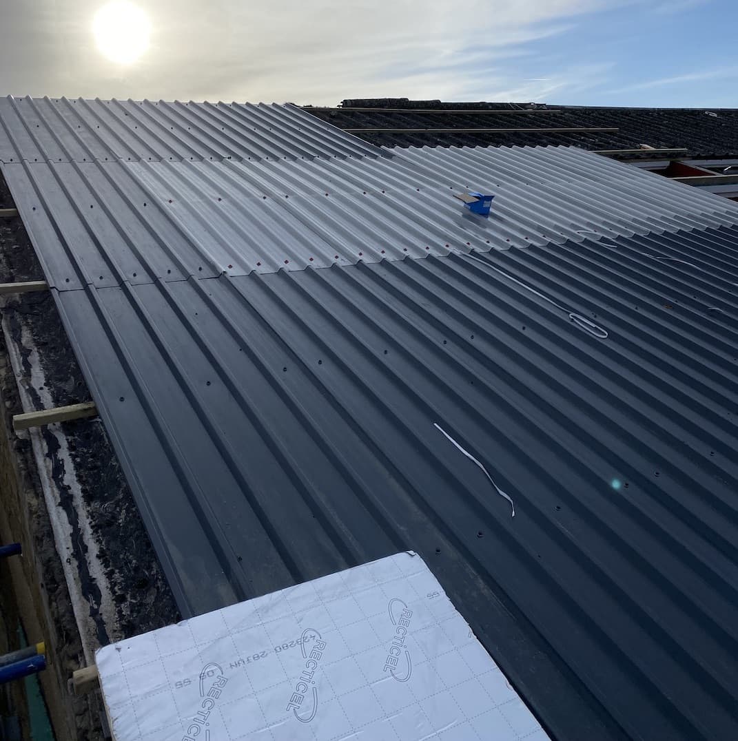 AllSeasIndRoof's tweet photo. One of our teams working on the Overcladding of an industrial roof for a client in #Harlow #Essex
For all your roofing requirements please call our team on 020 8938 3498

#RoofingContractors #Overclad #IndustrialRoofing  #Overcladding #RoofingSystems #RoofRepairs https://t.co/2Keu4kHoc8