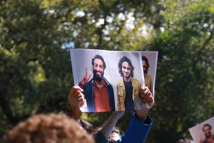 ''Akşamı geciktirebilirsin belki  
suladığın fesleğenlerle, kimbilir  
ama vaktin ayırdındadır şimdi  
kuşlar, çocuklar ve mahpuslar'' Ahmet Telli

Berke, Perit'in duruşması 7 Ocak 2022'de Çağlayan Adliyesi'nde saat 09.30'da görülecek. #BerkeyePeriteÖzgürlük