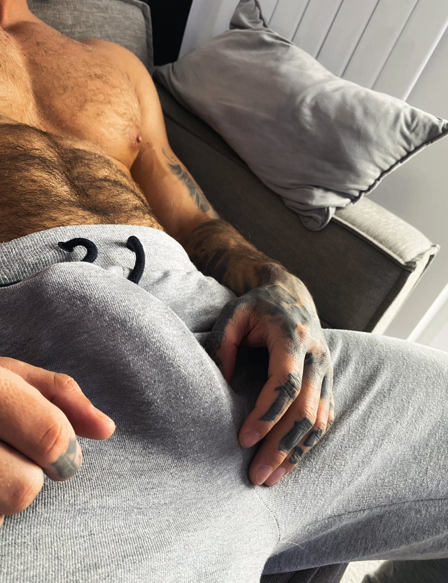 Joggers with no boxers is always comfy 🍆 https://t.co/ExW9n9v9fy https://t...