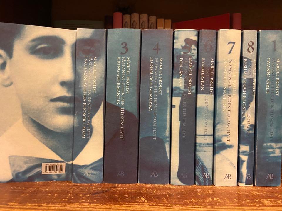 Missa inte tisdagens Proustkväll på Söderbokhandeln: Scenkonst med Nina Jeppsson från Orionteaterns hyllade föreställning På spaning... och formkonst med Nina Ulmaja som formgett nyutgåvan av På spaning efter den tid som flytt. Eventet hittar ni här: fb.me/e/1gsLK31ao