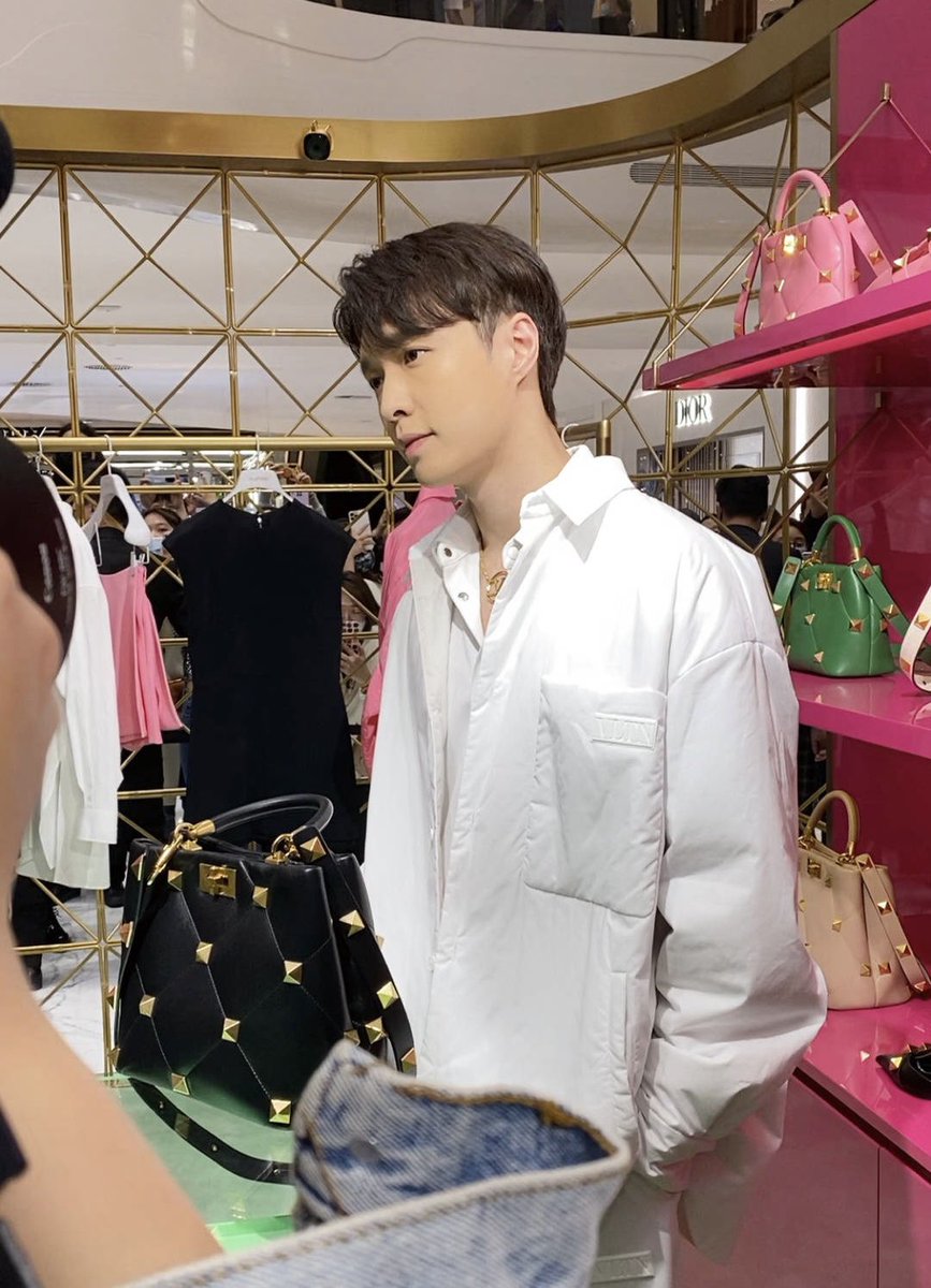 kokokbop's tweet photo. people are so lucky to be this close to yixing 🥲 https://t.co/hrLN5gJbWw