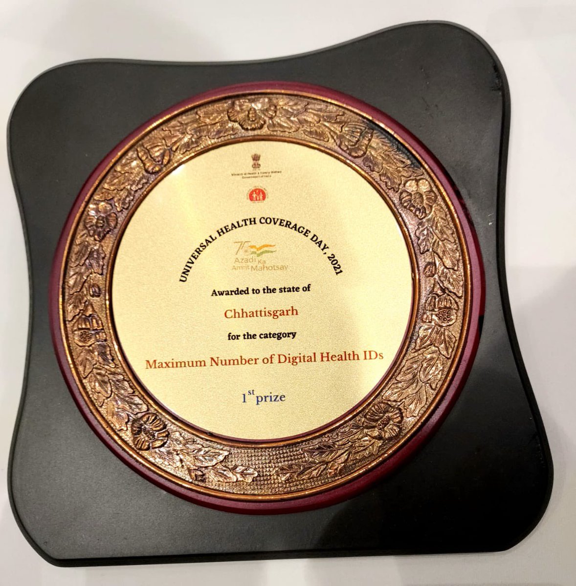 PriyankaJShukla's tweet photo. Chhattisgarh was felicitated today at the national level by Honourable MoS @MoHFW_INDIA for making the highest no. of digital health IDs in the country.

From 16 Nov-12 Dec, 53,067 digital health IDs were made in CG which is 35% of total IDs made in the country during this period https://t.co/N5A4rDAXlo