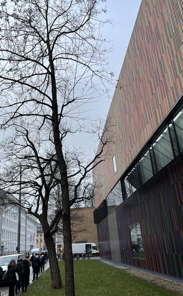 Pinakotheken's tweet photo. Zum Start der Impfaktion lange Schlangen vor der #PinakothekderModerne bis zum @M_Brandhorst 
Es lockt ein Platz im Ruheraum in der Rotunde. Dank zusätzlicher Dosen ist weiterhin genügend Impfstoff für alle da — kommt vorbei, kein Termin nötig! #münchen #Impfung #ImpfenSchuetzt https://t.co/wAN48u4EOJ