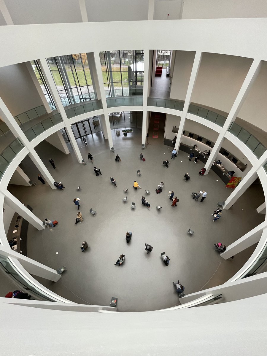 Pinakotheken's tweet photo. Zum Start der Impfaktion lange Schlangen vor der #PinakothekderModerne bis zum @M_Brandhorst 
Es lockt ein Platz im Ruheraum in der Rotunde. Dank zusätzlicher Dosen ist weiterhin genügend Impfstoff für alle da — kommt vorbei, kein Termin nötig! #münchen #Impfung #ImpfenSchuetzt https://t.co/wAN48u4EOJ