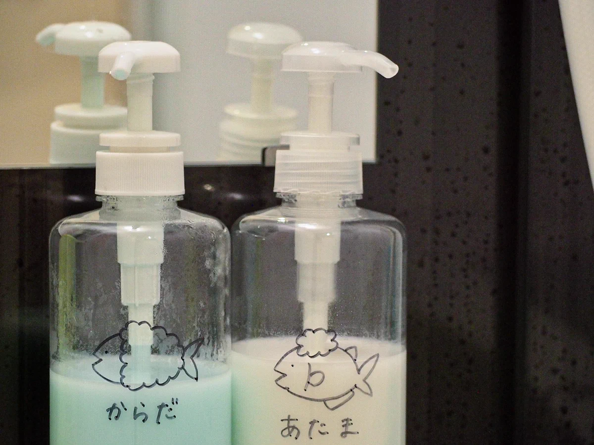 これで間違える心配がない？魚の落書きボトルwww