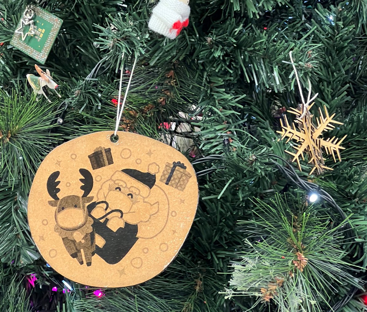 Kenshi2009's tweet image. Christmas ornament of  Santa who put on a face mask.

@snapmaker  #snapmaking  #snapmakerwonderland
#3dprinting #3dプリンター #laser #Snapmaker