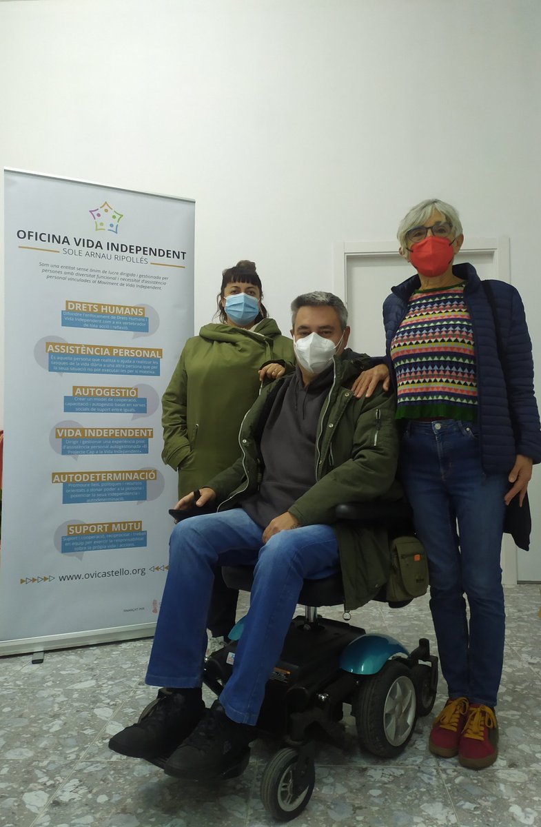 Avui ens ha visitat la presidenta de la Associació Bolangera, Dolors Igual. 
Gràcies. 
En la foto apareixen Arantza, Benito i Dolors al costat del roll up de l'OVI.