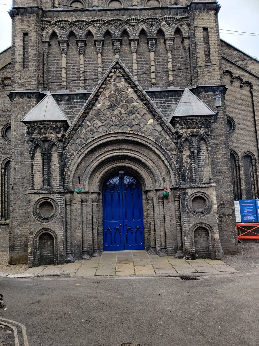 ColCivicSociety's tweet photo. For today's #AdventDoor from #Colchester we bring you the #Victorian Grade ll listed #StBotolphs Parish Church.
Built on the site of - and adjacent to - the scheduled remains of #StBotolphsPriory dating from c1100, it was dedicated in 1837.
More:
https://t.co/Q4sPTiuVPv https://t.co/qIhCEGCJje