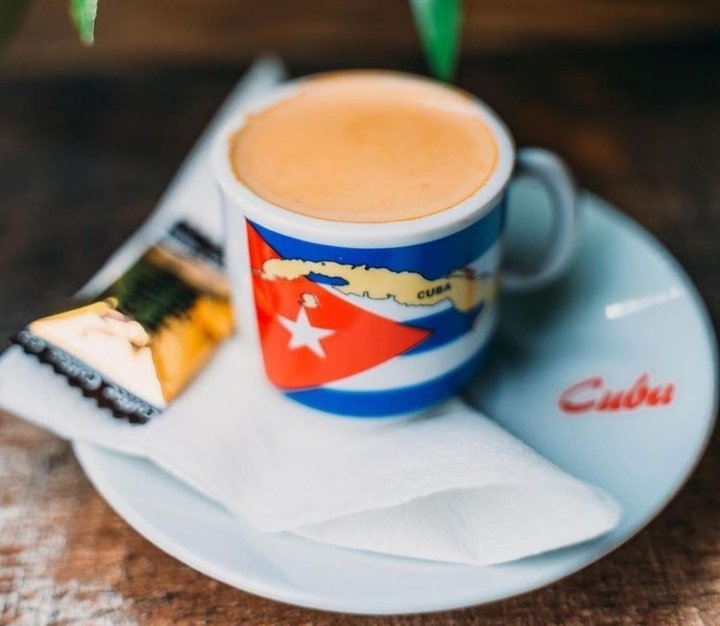 RebelAntillean's tweet photo. Un buen café martiano, fidelista y bolivariano para festejar los 18 años de integración latinoamericana y el 1er encuentro entre #FidelPorSiempre y #ChavezVive #CubaVive https://t.co/vOTleJSvnv