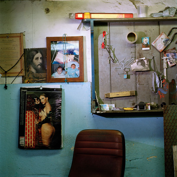 Voor haar project Garage Stills gaat Jacquie Maria de hele wereld over, op zoek naar oude garages. Ze is gefascineerd en geïntrigeerd door de vormen en kleuren van de mysterieuze objecten die ze ontdekt in dit wonderlijke universum. kunstkrant.nl/nieuws/fototen…