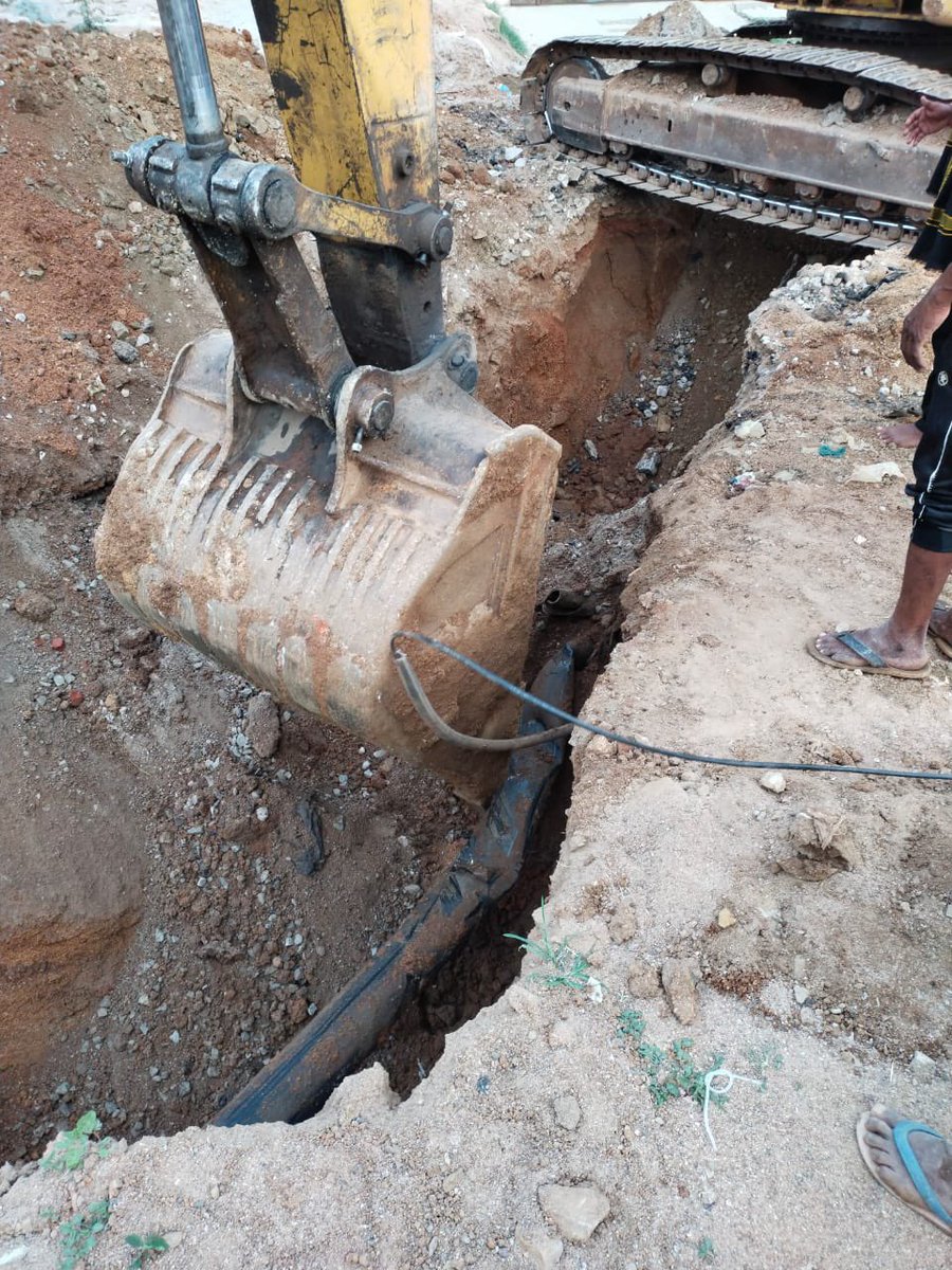 samrat0909's tweet photo. @bandlagudajagir is this by BJMC ? The digging has resulted in internet outage to the entire area https://t.co/EMepGRTSvZ