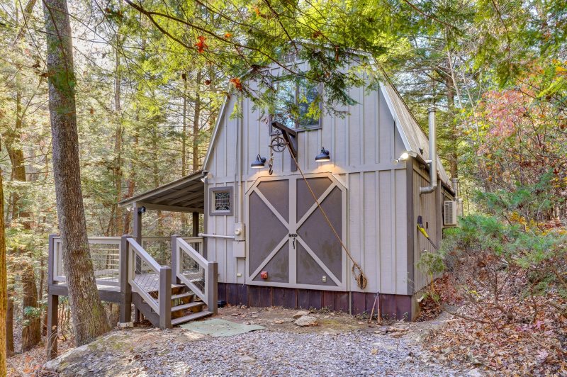 GA_MTN_CABINS's tweet photo. Looking for a couples cabin over Christmas? The Barn on Creek's Edge is open! This property is cozy, quiet, and perfect for two.🎄💚
1 Bed 1 Bath | Creekfront | Hot Tub &amp; Outdoor Fireplace | Creekside Amenities

More info &amp; booking calendar here: https://t.co/VTnkD0DtFJ
#couples https://t.co/tnDB4Q56sU