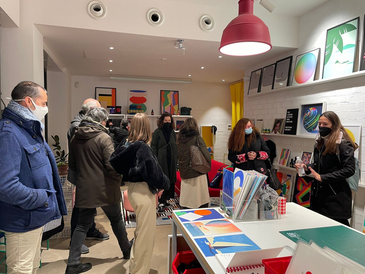 modaccat's tweet photo. Aquest divendres la Junta Directiva del Clúster Modacc hem fet un "retail tour" per conèixer alguns dels fantàstics comerços del centre de Barcelona i hem celebrat reunió per aprovar els projectes del 2022. Esperem que sigui un gran any per la moda catalana! #Modacc #Retail https://t.co/HzkJdSXyfg