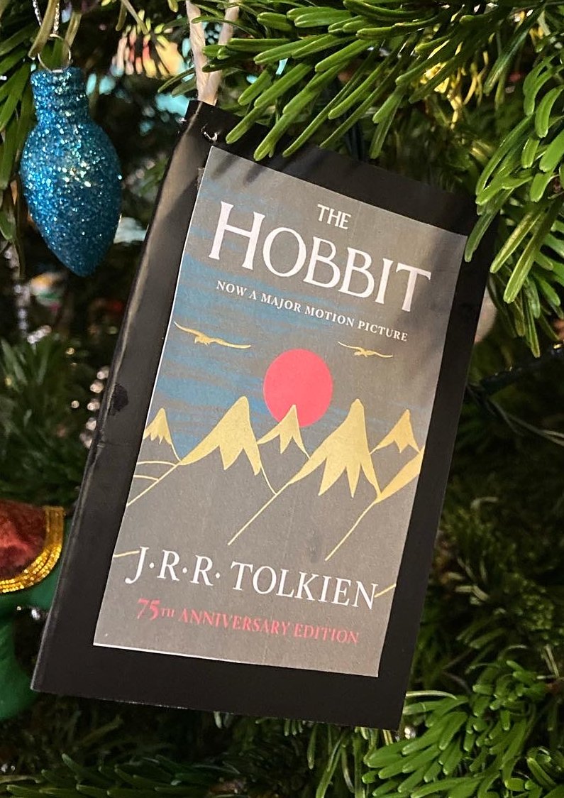 BedalesLibrary's tweet image. Check out our mini book decorations, made for the library Christmas tree by Junior Lit Soc! #schoollibrary