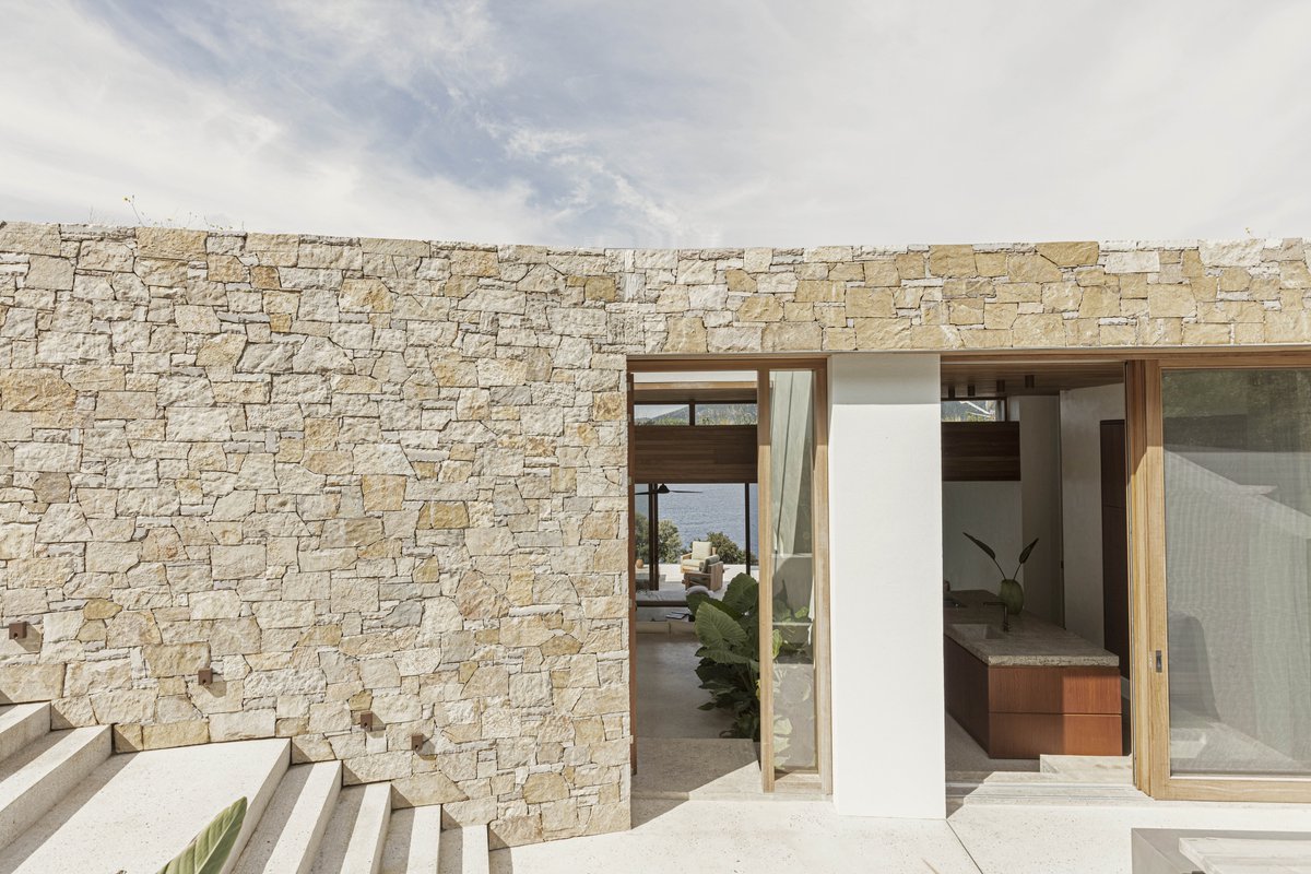 ArchiloversCom's tweet photo. #VillaApollon // #BlocK722 architects 
See the full project at >> https://t.co/PdN94THmMU
.
📸 © Yiorgos Kordakis https://t.co/kYtMlwJJNi