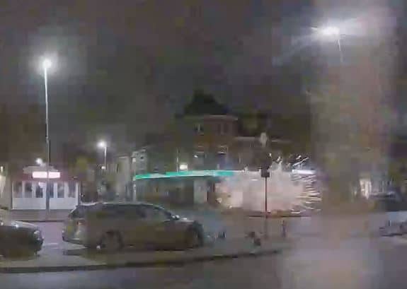 haarlem's tweet photo. Bekijk hier de beelden van de explosie bij de tabakszaak in Haarlem-Noord: Een camera aan de overkant van de straat heeft de plofkraak van afgelopen nacht op een tabak- en tijdschriftenwinkel aan de Rijksstraatweg in Haarlem-Noord vastgelegd. Op de… https://t.co/QbbwR7S49I https://t.co/iw5k2SLMVU