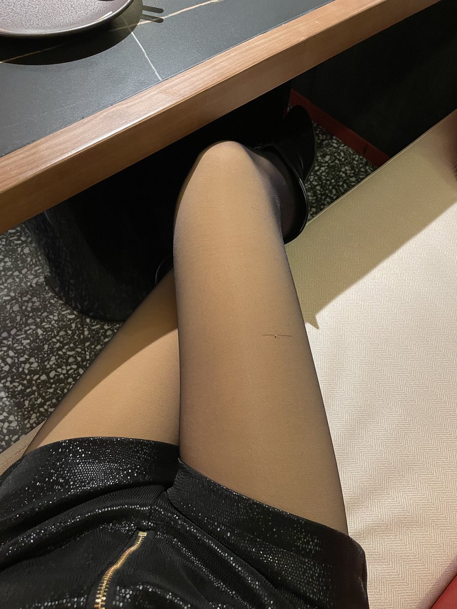 出来吃饭啦！@limerencem 涞觅0.01黑色搭配暖冬肤色！冬天里也可以黑丝性感出街！
#涞觅不止丝滑
#肉丝
#丝袜
#美腿
#恋足 https://t.co/NeUpidz46L