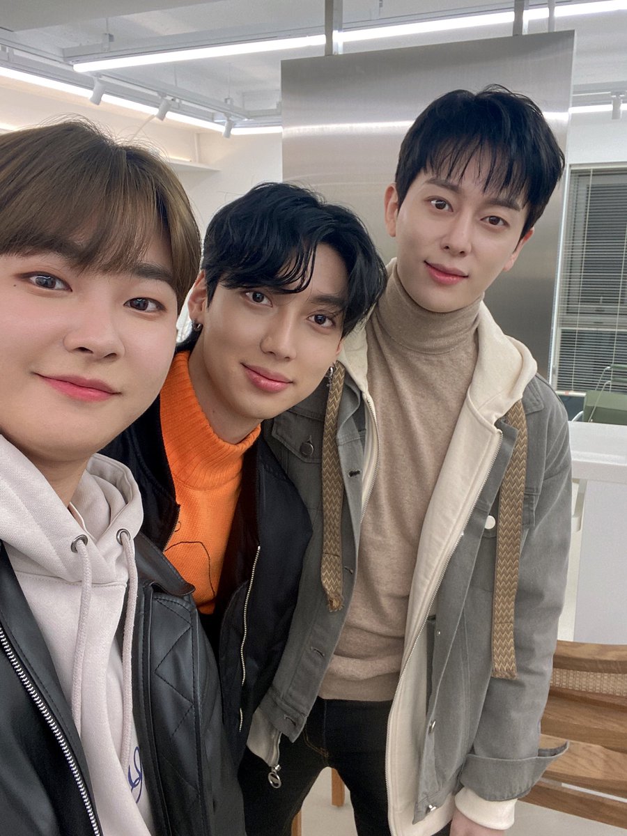 BOYF_JM's tweet photo. [LIVE] 스태리스태리쇼 with 동현, 정민, 광민 of BF(보이프렌드) / 2021.12.13 #케이타이거즈제로 #BF #... https://t.co/OHbWcgq6FR - @YouTube https://t.co/oqteTHLfv4