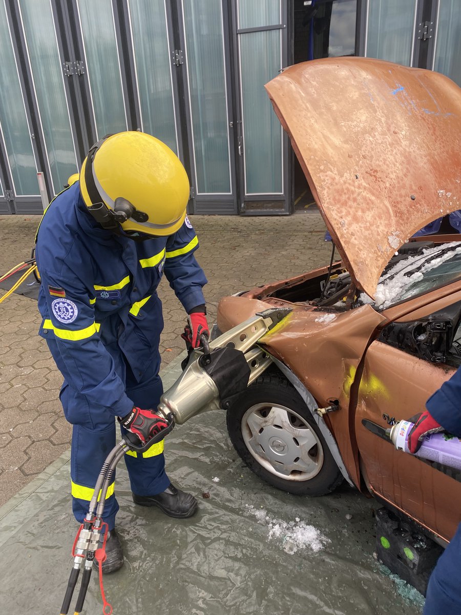 RostockThw's tweet photo. Am vergangenen Samstag traf sich die #Fachgruppe Schwere Bergung auf dem Gelände des Ortsverbandes, um das Retten aus Fahrzeugen zu üben. Hierfür wurden dem THW Rostock zwei Fahrzeuge zur Verfügung gestellt, an denen verschiedene #Rettungsmethoden trainiert werden konnten. https://t.co/156Y5IphvY