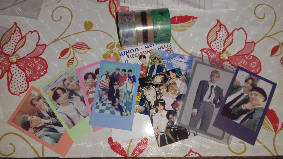 arbiqt's tweet photo. Dumating na po sya kanina. Basa po yung labas dahil na rin sa ulan pero okay naman po yung loob. Ang kyut ng freebies sakto sa 3 bias ko. 
#KryshShop_Feedbacks
@KryshShop https://t.co/qSUQouQuGA