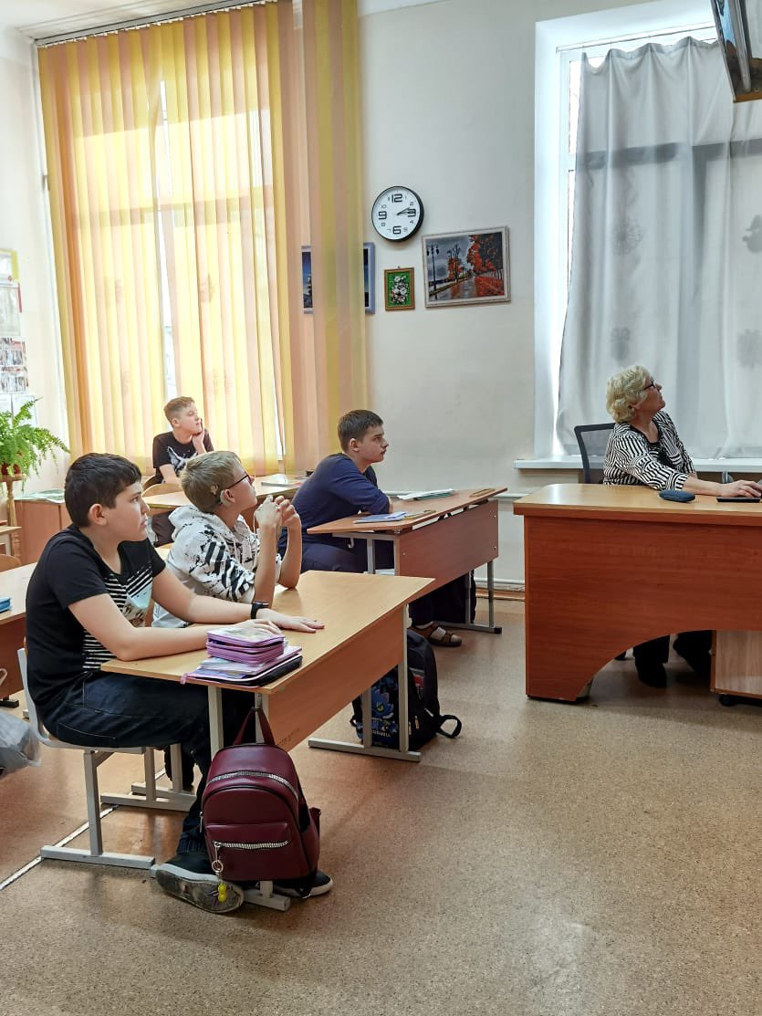 SintshHb's tweet photo. Интерактивный урок «День Конституции» для учащихся 5 «А» - 7 классов 🇷🇺🇷🇺🇷🇺

#ШколаИнтернат6 #Школа #Дети #Знание #Образование #Урок #Воспитание #ДеньКонституции #ДвенадцатоеДекабря #Конституция #Праздник #Патриотизм #Россия #ОВЗ #ХабаровскийКрай #Хабаровск #Зима #Декабрь https://t.co/fFLT1e8BA5