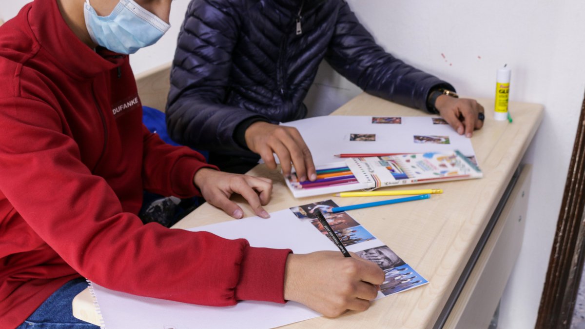 IOM_Libya's tweet photo. In the lead up to #InternationalMigrantsDay, IOM conducted an art-based psychosocial workshop for a group of 15 adolescents between the ages of 12 to 17, at the World of Letters International School in Tripoli.
#safemigration #IMD2021 #IOMLibya https://t.co/EekcbiRtJt