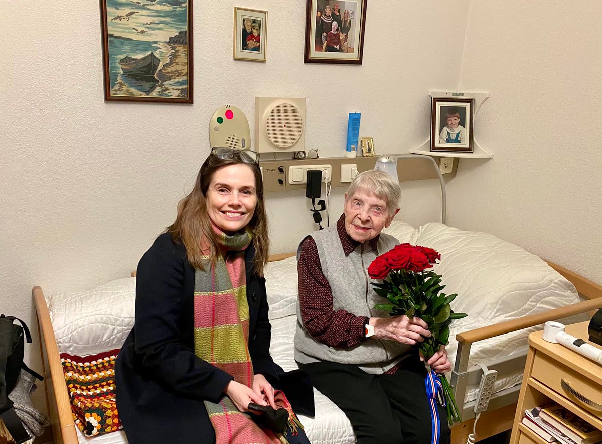 Á þessari mynd má sjá forsetisráðherra sitja með elstu manneskju í sögu þjóðarinnar.

Hún er með grímuna í hendinni og ég giska að það séu 20cm á milli þeirra.

Þýðir þetta að við hin getum líka hætt þessu leikriti? <a href="/katrinjak/">Katrín Jakobsdóttir</a>