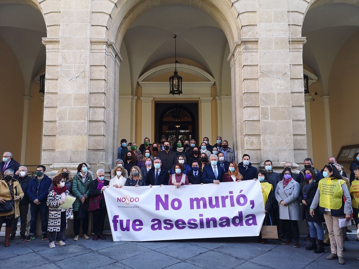 pepabermudo's tweet photo. Guardamos un minuto por Lorena,  asesinada en Granada por su ex pareja. Tenía 39 años y deja dos hijas. 39 mujeres han sido asesinadas este año por la #ViolenciaMachista #NiUnaMenos #Vivasnosqueremos https://t.co/o1DED6nXnS