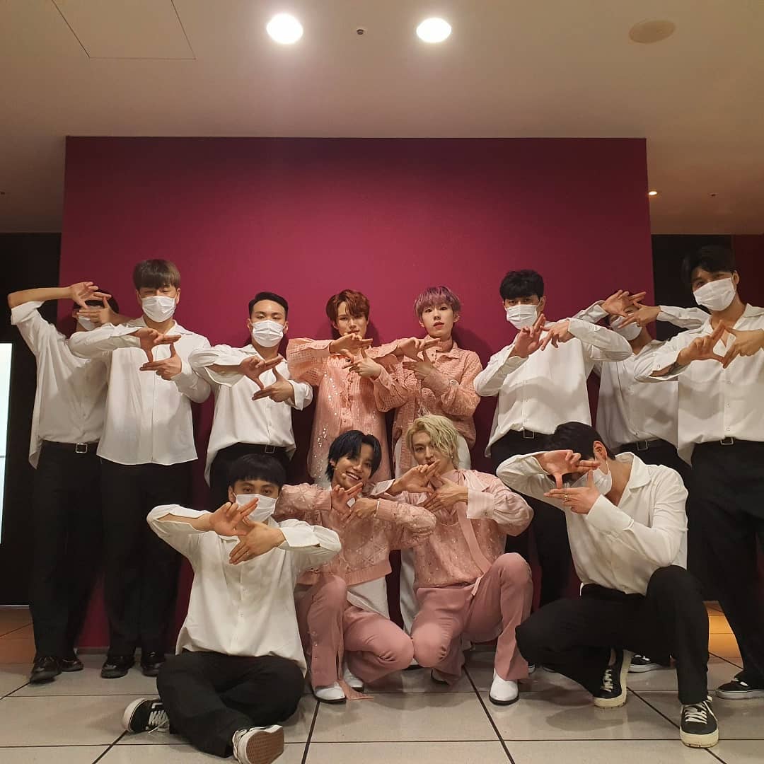 8last_Esp's tweet photo. [INSTAGRAM] 📸 Publicación de uno de los bailarines (@/dlgotn6350) durante las promociones de #봄의시작 #Thebeginningofspring de #ELAST_U #엘라스트유. ¡Se ve que los chicos le firmaron el CD!

▶ https://t.co/UBj4nnahAK https://t.co/mnVkCTYP9H
