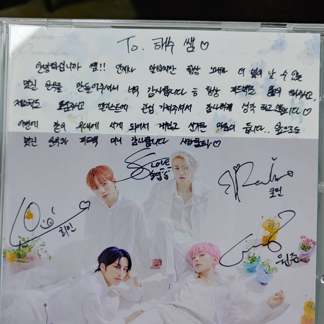 8last_Esp's tweet photo. [INSTAGRAM] 📸 Publicación de uno de los bailarines (@/dlgotn6350) durante las promociones de #봄의시작 #Thebeginningofspring de #ELAST_U #엘라스트유. ¡Se ve que los chicos le firmaron el CD!

▶ https://t.co/UBj4nnahAK https://t.co/mnVkCTYP9H