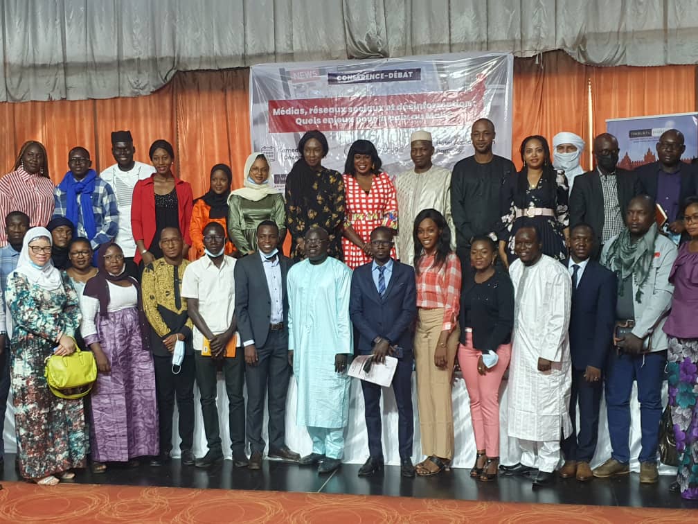 FatimaAlAnsar2's tweet photo. Cérémonie de clôture du programme “Different Leaders Followship” co-organisée par @Timbuktuacps sous la thématique «  Médias, réseaux sociaux et désinformation: quels enjeux pour la paix au Mali » https://t.co/Z8IrTDtfXT