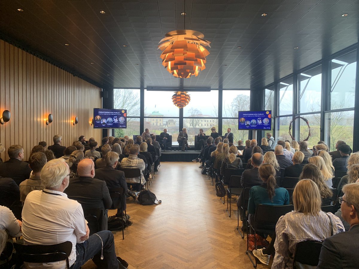 Mitchelllkkkirb's tweet photo. Stor optur at samle Dansk Kulturliv i dag - på tværs af brancher og genrer, og fra hele landet. 

@Ane_B_Cortzen er vært på vores arrangement, hvor vi deler ideer og viden, som kan skabe nye fælleskaber og oplevelser for danskerne i kultur- og kunstlivet. 

#dkkultur https://t.co/e7rhntTcLO