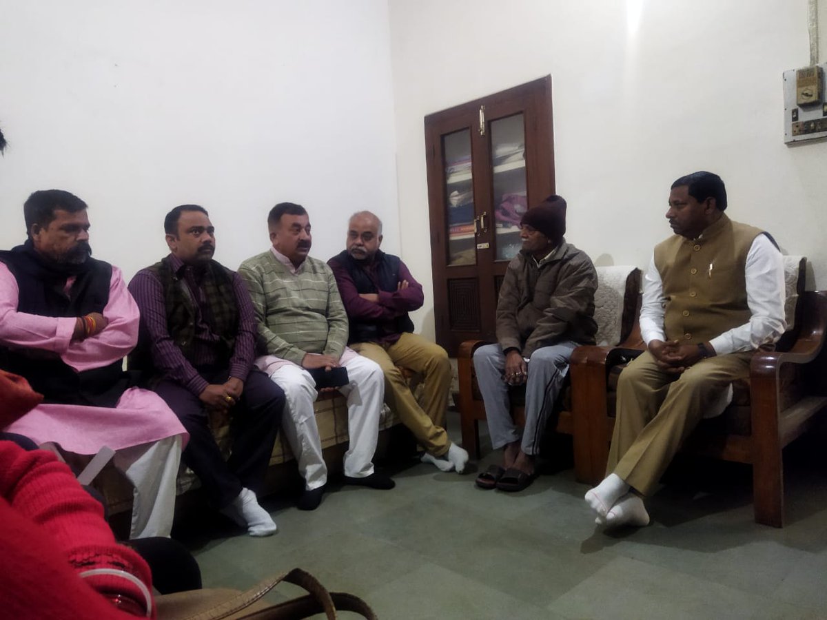 DrRamShankarMP's tweet photo. आगरा:- हेलीकॉप्टर हादसे में शहीद विंग कमाण्डर श्री पृथ्वीसिंह चौहान जी के न्यूआगरा स्थित आवास पर परिवार से भेंट कर उन्हें पुष्पाञ्जलि अर्पित की। #जय_हिन्द🙏🏻🇮🇳🪖#Wing_commander https://t.co/VRAxyLnZAu