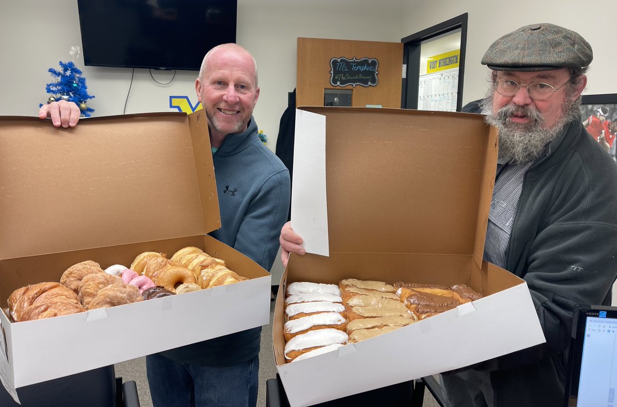 ZCSBlueDevils's tweet photo. The West M Key Club sponsored donuts @DonaldsDonuts for the teachers today. Thank you Mr. Fineran and Mr. Moon for the delivery! #WestProud https://t.co/NVdNEihLXw