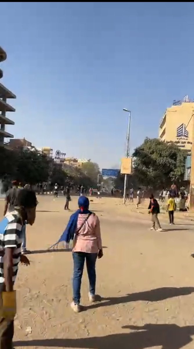 🔴 عاجل : 

القوات الأمنية تطلق الغاز المسيل للدموع بكثافة تجاه الثوار في شارع القصر 

#مليونية13ديسمبر #الردة_مستحيلة