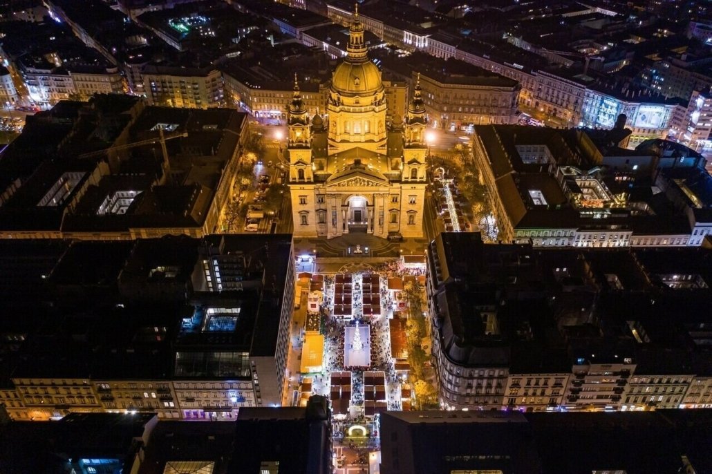 VineyardKapolna's tweet photo. The annual Christmas market in front of St Stephen’s Basilica, has been voted the best market of its kind in Europe for the second time in three years

▶️ #Budapest #Hungary #christmas2021 #christmasBUD #ChristmasHUN #Christmasmarkets 
#eventsBUD #attractionsBUD #WhatToDoBUD https://t.co/VjWrkaN77W