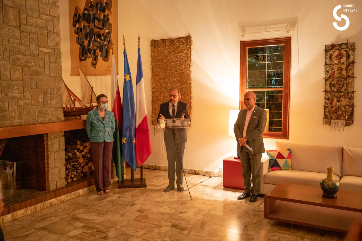 Ylias_Akbaraly's tweet photo. Ravi d'avoir partagé la clôture de la @SaisonAfrica20 avec SEM Christophe Bouchard qui nous a fait l'honneur de nous recevoir à sa résidence.
@ambafrmada
@GSipromad @ThomsonBRCST #Redland #Collective #Visionforinclusion #Inclusion #VisionForMore https://t.co/ECKvbrGSJU