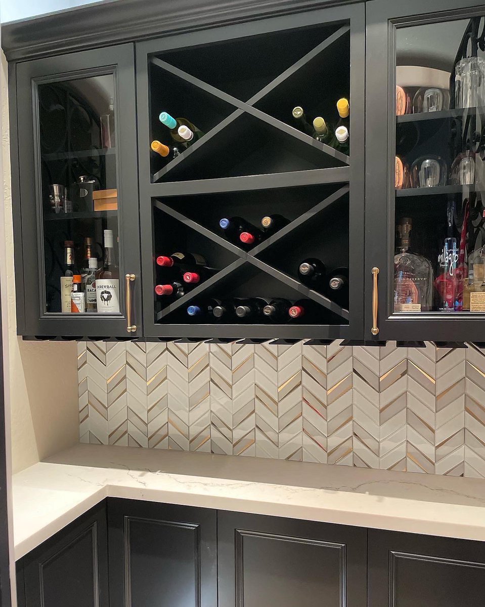 msusancrabtree's tweet image. Before and after pics of our Valenica clients home bar remodel!🥂 #beforeandafter #beforeandafterdesign #bardesign #remodel #interiordesign