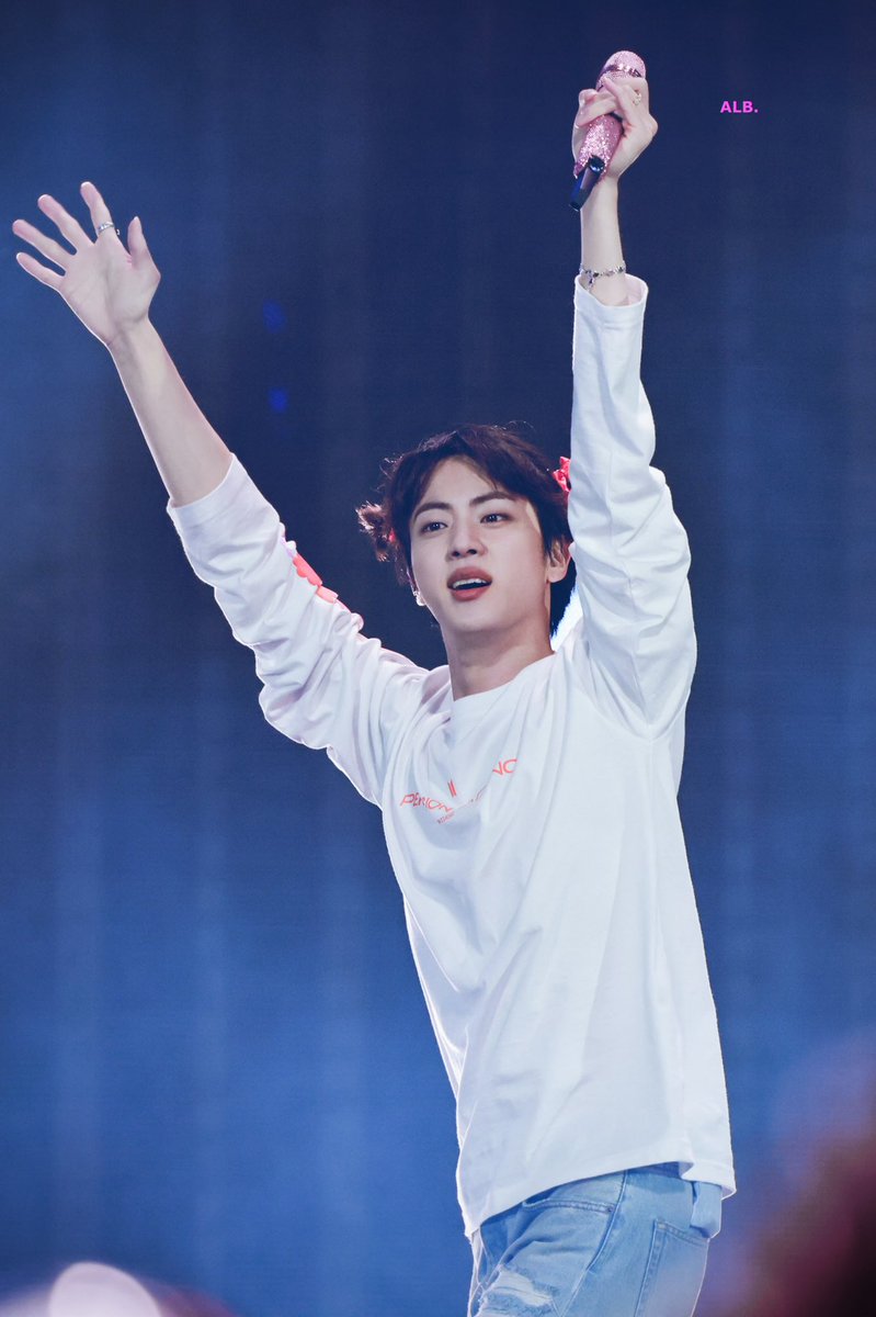 ALittleBraver92's tweet photo. THE duality 🐺 vs 🎀  #Jin #진 #석진 #김석진 @BTS_twt https://t.co/sMjlP7WG4f