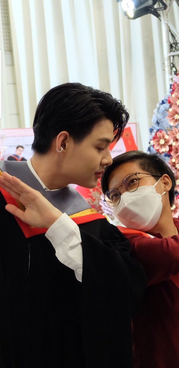 ทุกครั้งที่ได้ถ่าย 1:1 จะขอน้องจ้องตาเสมอ และเหมือนต้องมนต์สะกดเสมอ
😊

Saint graduation Day
#มาม๊าครับเซ้นต์จบแล้วนะ
#Saint_sup #MingEr